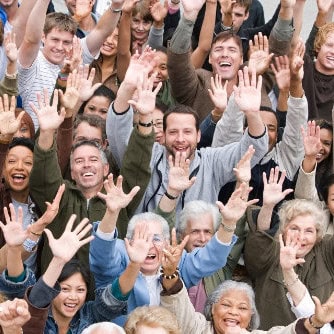 Zufriedene Menschen strecken vor Freude die Arme in die Höhe